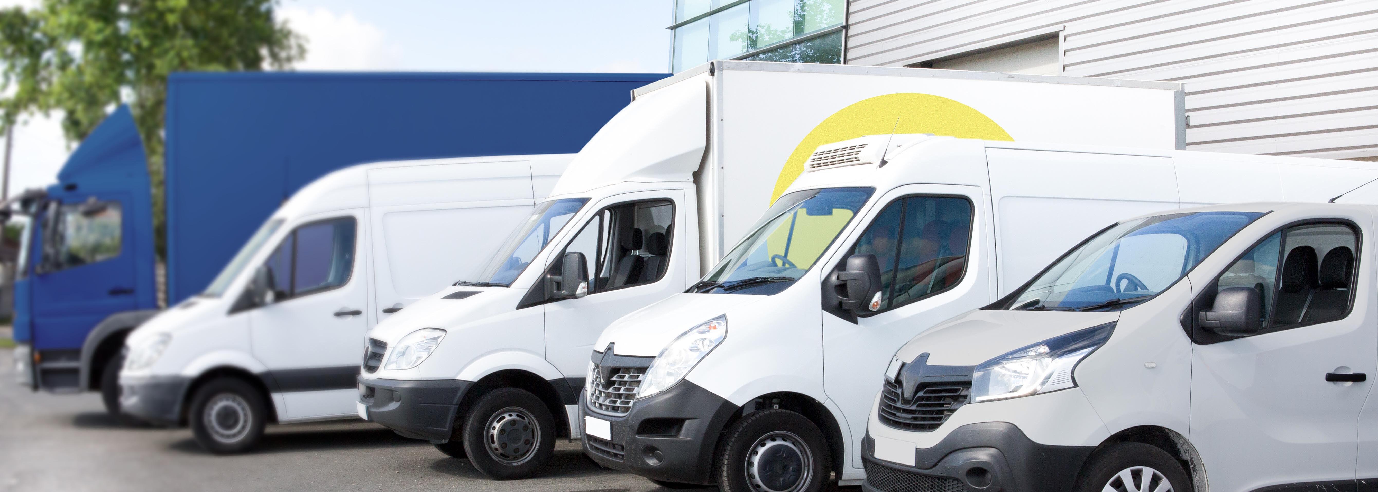 Mehrere parkende Transporter auf Firmengelände