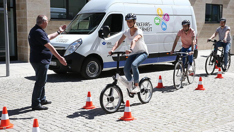 Personen beim Fahrradtraining