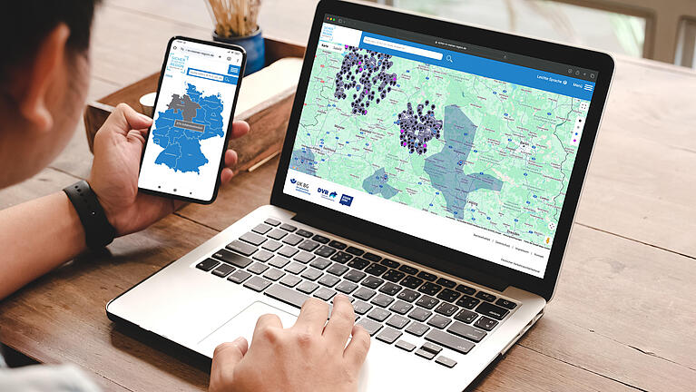 Eine Person sitzt vor einem Laptop