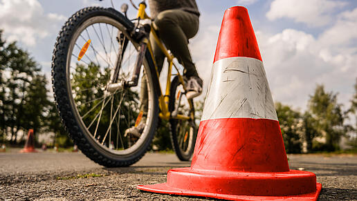 Ein Fahrrad hinter einer Pylone